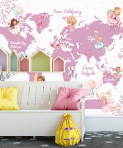 Różowa dekoracja na ścianę z mapą świata